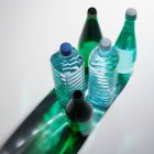 Пластиковые и стеклянные бутылки воды — стоковое фото