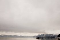 Горы и пристань у озера Тахо — стоковое фото