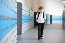 Unglücklicher Schüler läuft allein auf Schulflur — Stockfoto