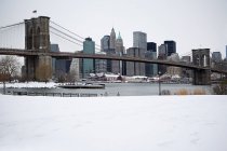 Puente de Brooklyn y edificios Manhattan - foto de stock