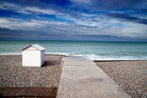 Weiße Strandhütte am Strand — Stockfoto