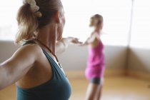 Donna matura con braccia aperte in classe di esercizio — Foto stock