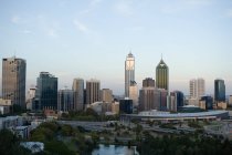 Blick auf die Skyline von Perth City in der Abenddämmerung — Stockfoto