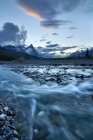 Silverhorn Creek en el Parque Nacional Banff - foto de stock