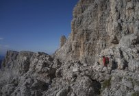 Альпинист в Brenta Dolomites, Италия — стоковое фото