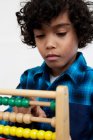 Menino brincando com Abacus — Fotografia de Stock