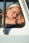 Portrait d'une jeune femme en voiture — Photo de stock