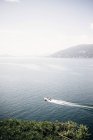 Vista elevada de barco e barco acordar no lago, Luino, Lombardia, Itália — Fotografia de Stock