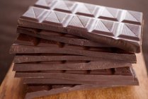 Barrette di cioccolato in pila — Foto stock