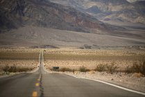 Уменьшающийся вид дороги, простирающейся до долины смерти — стоковое фото