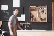 Плотник в мастерской — стоковое фото