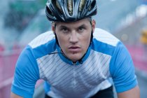Porträt eines Radfahrers, der entschlossen wirkt — Stockfoto