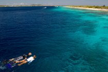 Snorkelers dans la mer des Caraïbes — Photo de stock