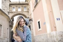 Parejas jóvenes y románticas abrazando, Valencia, España - foto de stock