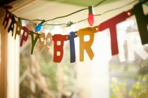 Geburtstagsbanner hängt im Fenster — Stockfoto