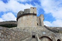 Minceta tower in dubrovnik fortress under blue cloudy sky — Stock Photo