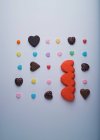Bonbons en forme de coeur isolé sur blanc — Photo de stock