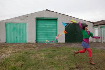Молодая женщина бежит с овсянкой — стоковое фото