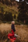 Jeune garçon debout dans un champ, tenant un sac de couchage, Mineral King, Sequoia National Park, Californie, États-Unis — Photo de stock