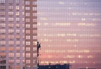 Abendlicht in Gebäuden reflektiert — Stockfoto