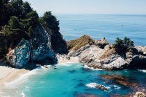 Belle vue sur le littoral rocheux de la Méditerranée, Italie — Photo de stock