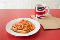 Beans on toast and tea — Stock Photo