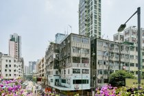 Vista lejana de edificios de apartamentos y la calle, Tsuen Wan, Hong Kong - foto de stock