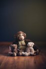Ursinho de pelúcia no quarto com um brinquedo — Fotografia de Stock