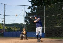 Ragazzo adolescente oscillante per colpire il baseball — Foto stock