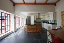 Просторі кухонного інтер'єру з великими вікнами — стокове фото