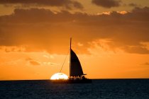 Boot mit untergehender Sonne auf dem Hintergrund, Schlüssel Westen, Vereinigte Staaten — Stockfoto