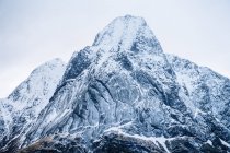 Montagne enneigée plafonnée — Photo de stock