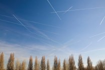 Sentieri di vapore nel cielo — Foto stock
