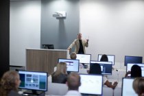 Étudiants utilisant des ordinateurs en conférence — Photo de stock