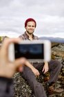 Туристы фотографируются на вершине скалы, Кеймиотунтури, Лапландия, Финляндия — стоковое фото