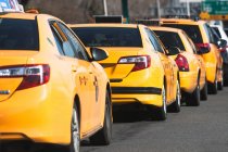 Reihe von gelben Taxis, New York City, Vereinigte Staaten — Stockfoto