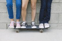 Três meninas de pé no skate, seção baixa — Fotografia de Stock