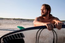 Surfer schaut weg, Porträt — Stockfoto