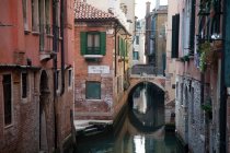 Canal e edifícios, venice, itália — Fotografia de Stock