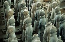 Esercito di terracotta in fila nel mausoleo, cultura cinese — Foto stock