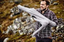 Мандрівні надягаючи светр, Кемітуунтурі, Лапландія, Фінляндія — стокове фото