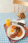 Meat with fried egg and toasts — Stock Photo