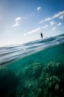 Donna paddleboarding sull'oceano — Foto stock