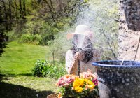 Mulher pulverizando água para a câmera — Fotografia de Stock