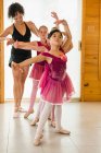 Ballerine che praticano con insegnante di balletto — Foto stock