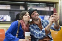 Couple prenant des photos dans le métro — Photo de stock
