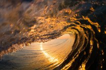 Majestätische Barrelling-Welle bei Sonnenuntergang, Hawaii, USA — Stockfoto