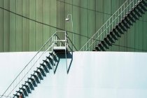 Escadaria metálica e estrutura industrial — Fotografia de Stock