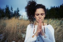 Mittlere erwachsene Frau meditiert im Wald — Stockfoto