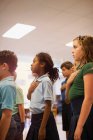 Kinder rezitieren Treueschwur in der Schule — Stockfoto